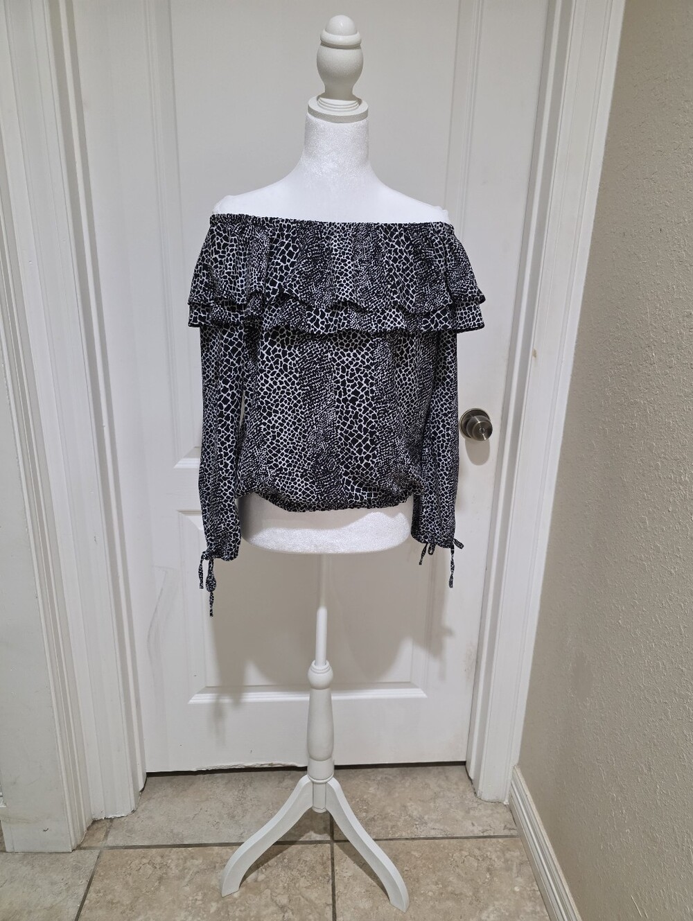 Micheal Kors Women’s Black & White Ruffle Off-Shoulder Blouse
